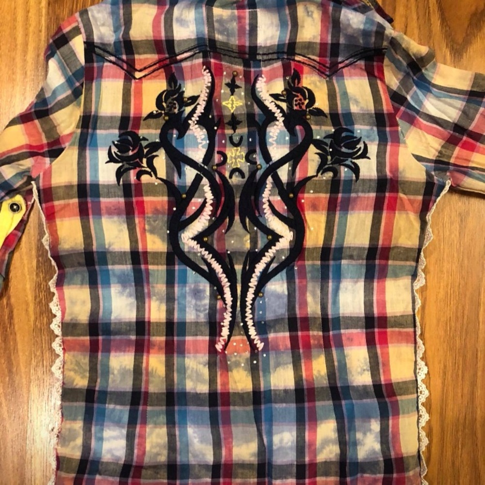 ROAR button up